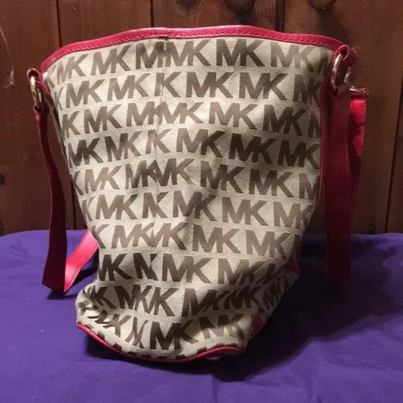 Michael Kors Cream and Red Tote with Elegant Design - Picture 9 of 16